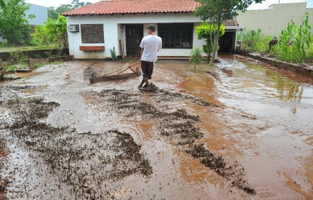 Ir para  <p>O prefeito de Rolante, Ademir Gomes Gon&ccedil;alves (PDT), afirmou neste s&aacute;bado, em entrevista para a R&aacute;dio Gua&iacute;ba, que mais de 2 mil fam&iacute;lias dos 20 mil habitantes de Rolante foram...